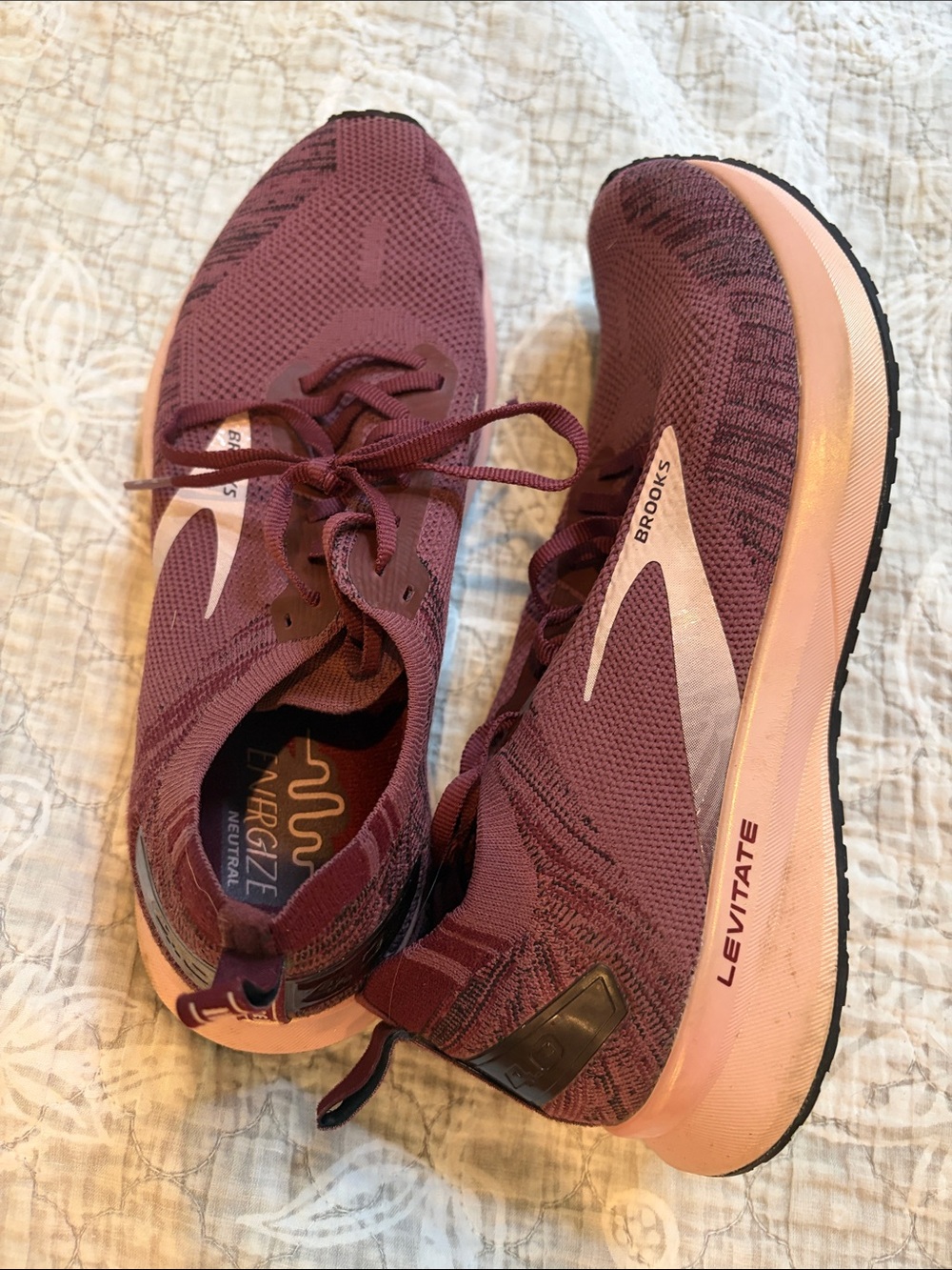 Brooks Womens Levitate Athletic Running Shoes in Burgundy LIKE NEW - Picture 2 of 6